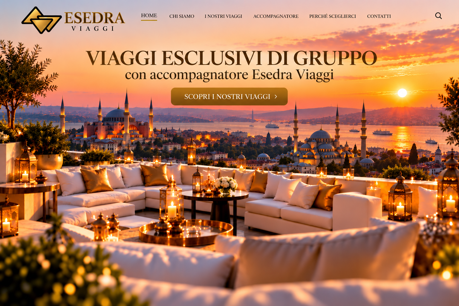 Terrazza elegante con lanterne e divani davanti al panorama di Istanbul al tramonto.